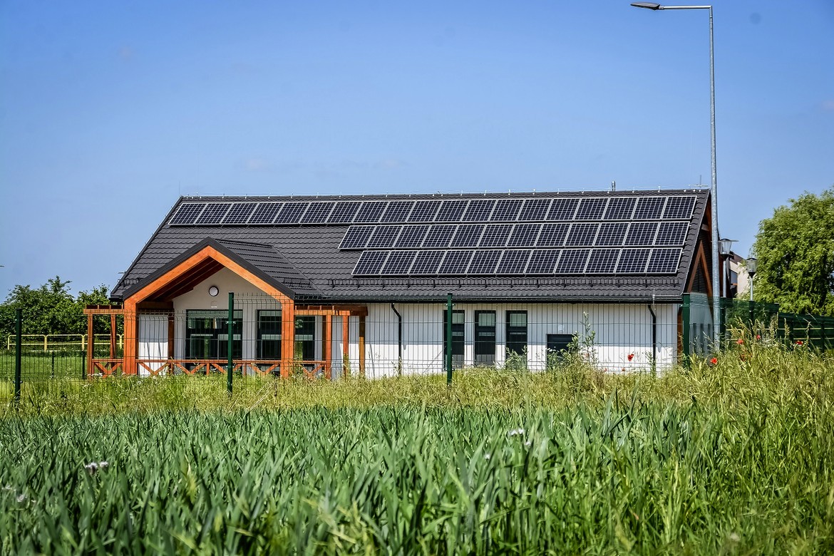 Jak montować panele słoneczne na dachach Gerard?
