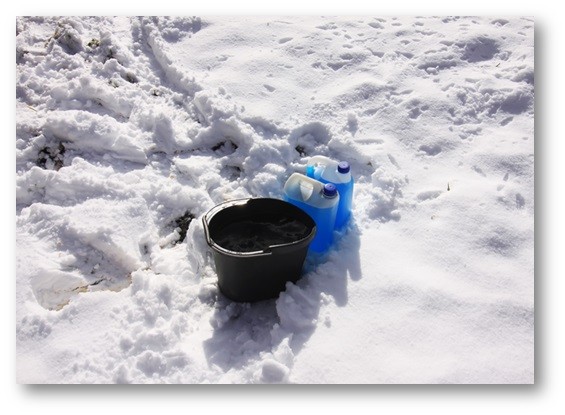 Jak usunąć śnieg z podjazdu bez łopaty: 7 rozwiązań, które działają